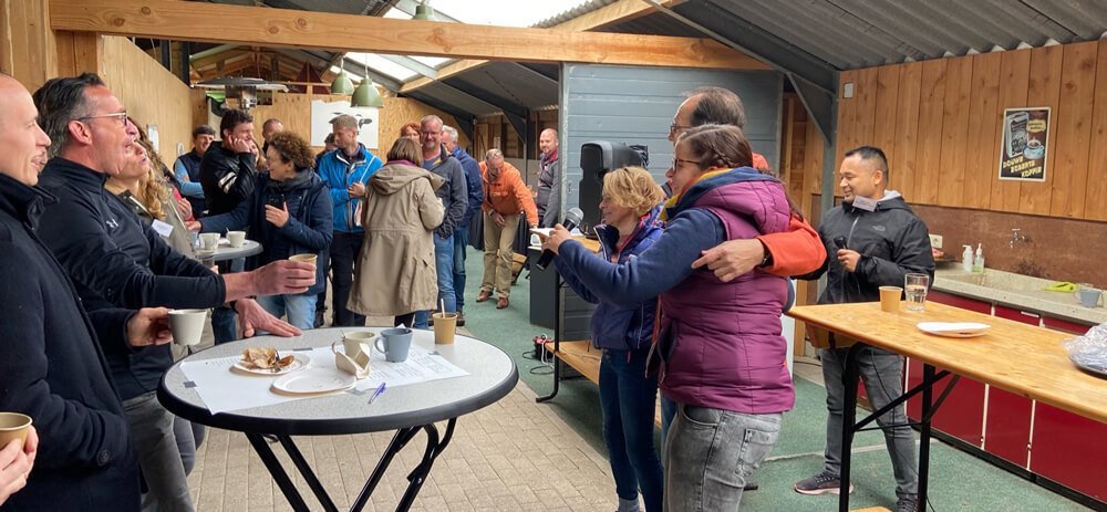 Groepsfoto van deelnemers tijdens een pub quiz