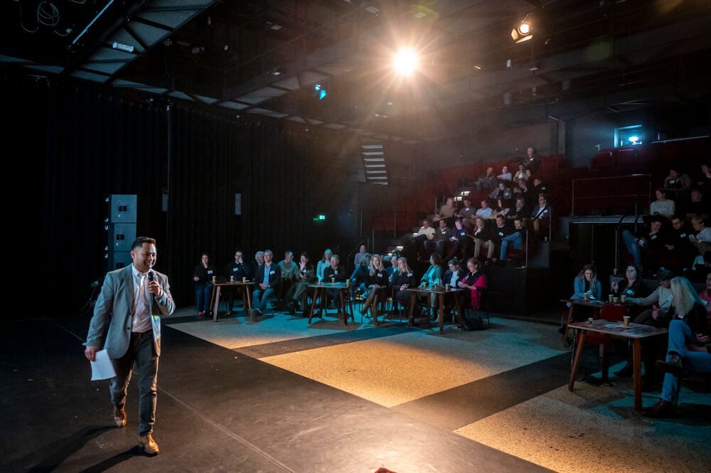 Quizmaster aan het werk tijdens een pub quiz